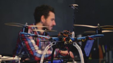 mühendis tamir casus uçak, adam iş quadrocopter karanlık Studio ile