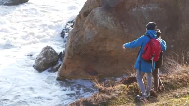 Casal Viajantes Caminhadas Pela Praia Outono Dia Ensolarado — Vídeo de Stock