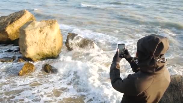 Mujer Joven Turista Hacer Foto Con Teléfono Celular Pie Roca — Vídeos de Stock