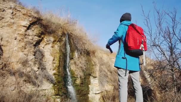 Fotograf Fotografiert Wasserfall Junger Reisender Mit Rucksack Herbst — Stockvideo