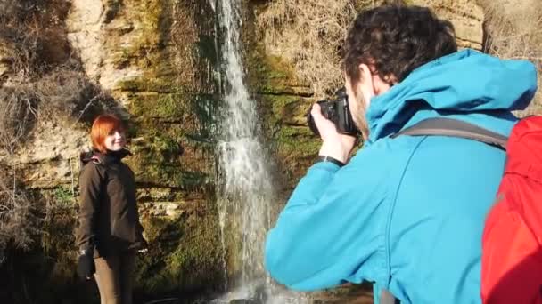 晴れた秋の日に滝を見ている観光客のカップル — ストック動画