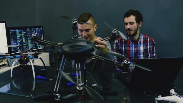 Ingeniero Reparación Drone Hombre Trabajo Con Quadrocopter Estudio Oscuro — Vídeo de stock