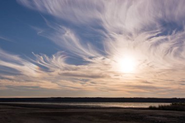 Bulutlar ve güneş ile beutiful arka plan, yaz günbatımı ile manzara