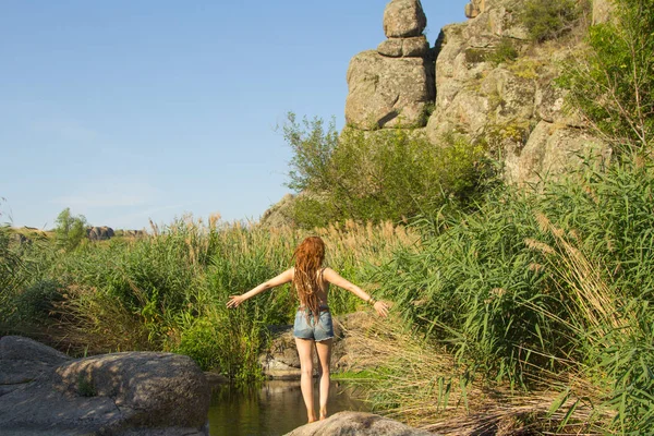 夏天的时候 年轻美丽的女女人带着卷发在山河里游泳 红发女子在池塘里游泳 — 图库照片