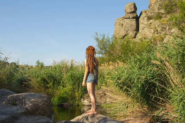 Jonge Mooie Vrouw Met Dreadlocks Zwemmen Rivier Van Berg Zomer — Stockfoto