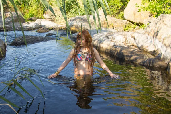 Tânără Frumoasă Femeie Dreadlocks Înoată Râul Munte Timpul Verii Roșcată — Fotografie, imagine de stoc