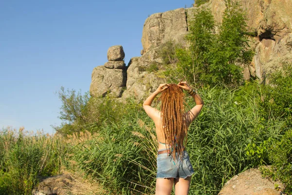 夏天的时候 年轻美丽的女女人带着卷发在山河里游泳 红发女子在池塘里游泳 — 图库照片