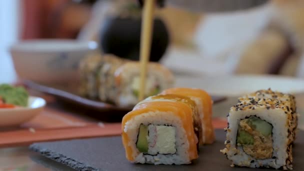 Närbild Många Färska Sushi Bordet — Stockvideo