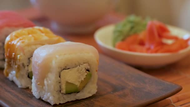 Primer Plano Muchos Sushi Fresco Sobre Mesa — Vídeo de stock