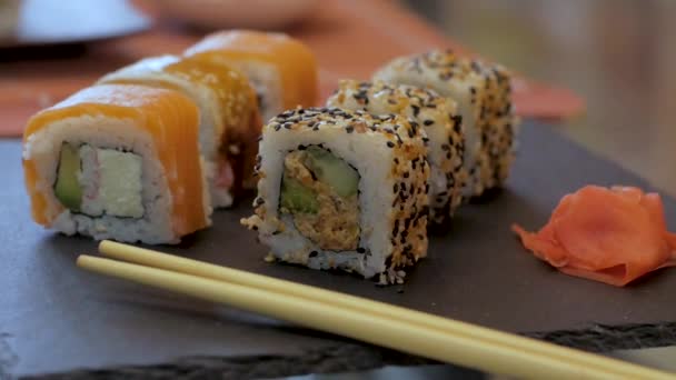 Närbild Många Färska Sushi Bordet — Stockvideo