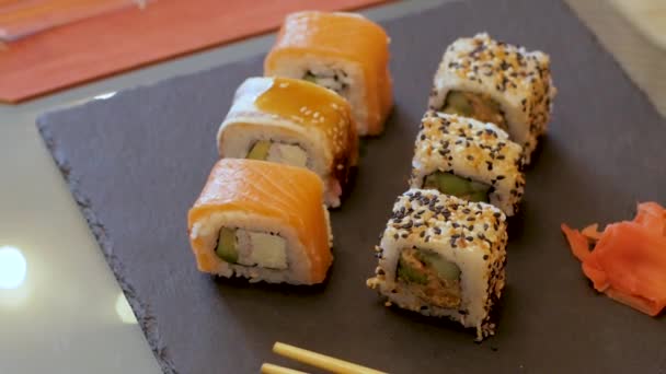 Nahaufnahme Von Vielen Frischen Sushi Auf Dem Tisch — Stockvideo
