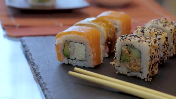 Tutup Banyak Sushi Segar Atas Meja — Stok Video