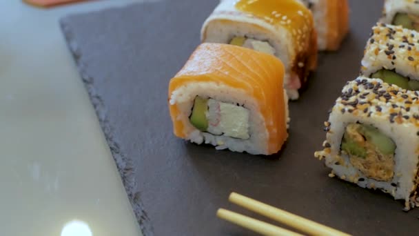 Primer Plano Muchos Sushi Fresco Sobre Mesa — Vídeo de stock