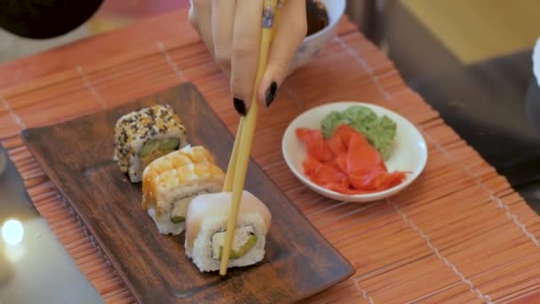 Primer Plano Muchos Sushi Fresco Sobre Mesa — Vídeo de stock