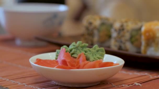 Közelről Sok Friss Sushi Asztalra — Stock videók