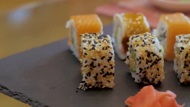 Närbild Många Färska Sushi Bordet — Stockvideo