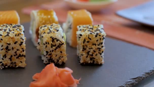 Detailní Záběr Mnoha Čerstvé Sushi Stůl — Stock video