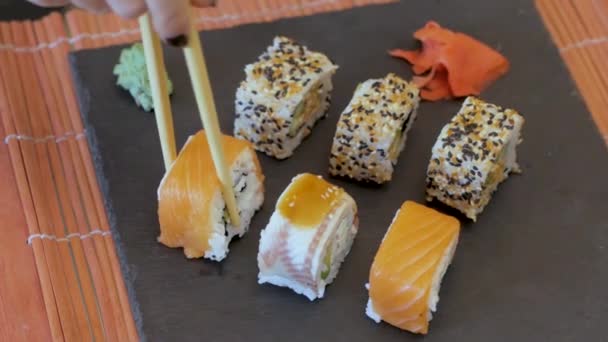 Zbliżenie Wielu Świeżych Sushi Stole — Wideo stockowe