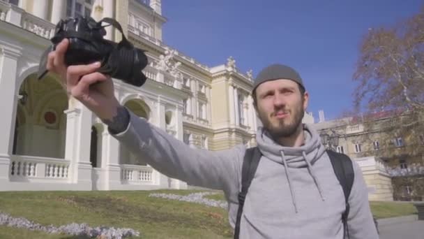 Giovane Viaggiatore Maschio Bloger Riprese All Aperto Video Con Fotocamera — Video Stock