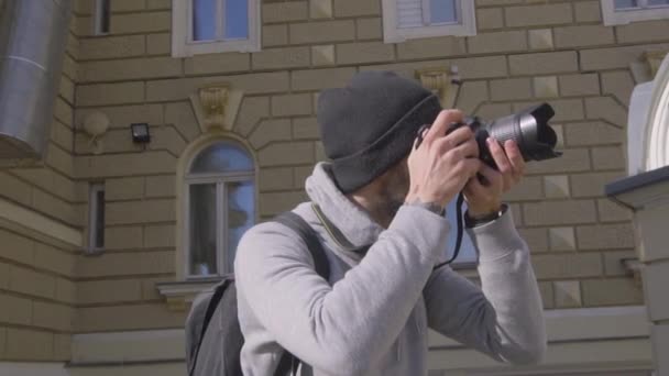 Νεαρά Αρσενικά Ταξιδιώτη Bloger Μαγνητοσκόπηση Βίντεο Εξωτερικούς Χώρους Ψηφιακή Φωτογραφική — Αρχείο Βίντεο