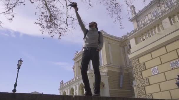 Joven Viajero Bloguero Filmando Aire Libre Vídeo Con Cámara Digital — Vídeo de stock