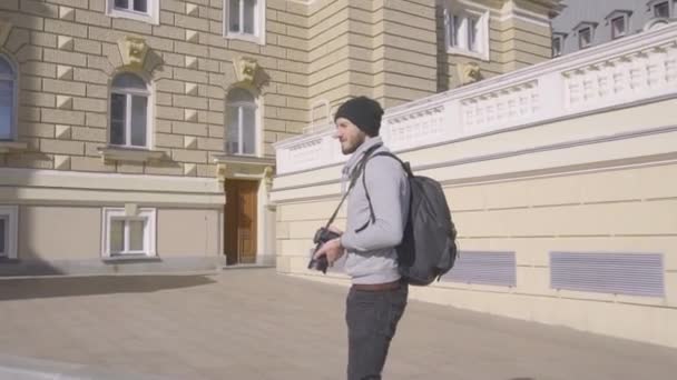 Mladý Vousatý Mužský Cestovatel Slunečného Dne Chodí Venku Digitálním Fotoaparátem — Stock video