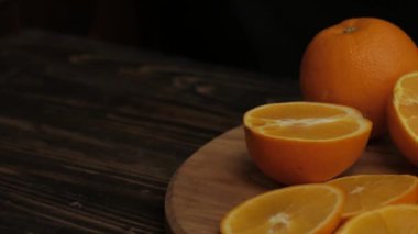 Siyah ahşap masa üzerinde taze renkli portakal yakın çekim