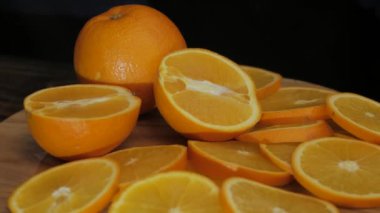 Siyah ahşap masa üzerinde taze renkli portakal yakın çekim