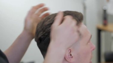 Berber dükkanında saç kesimi yapan adam yakın. İş yerinde erkek kuaförlük.