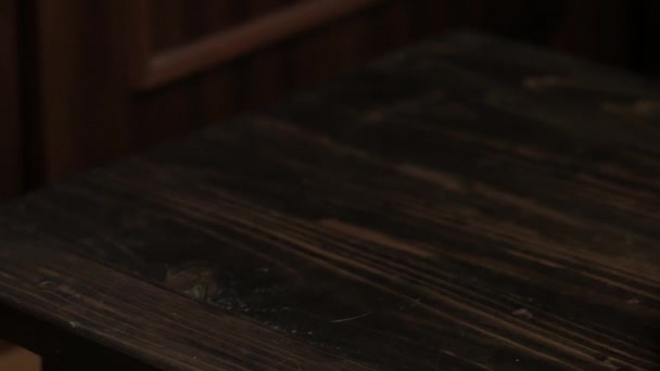 黒の木製のテーブルに新鮮なカラフルなオレンジのクローズ アップ — ストック動画