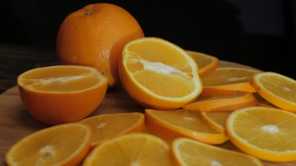 Крупный План Свежих Красочных Апельсинов Черном Деревянном Столе — стоковое видео