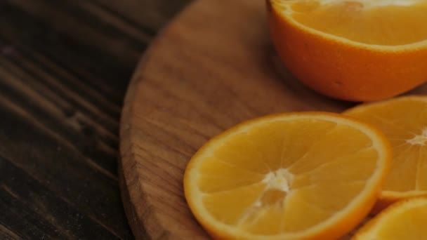 Крупный План Свежих Красочных Апельсинов Черном Деревянном Столе — стоковое видео