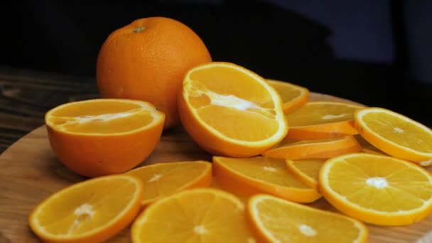 Närbild Färska Färgglada Apelsiner Svarta Träbord — Stockvideo