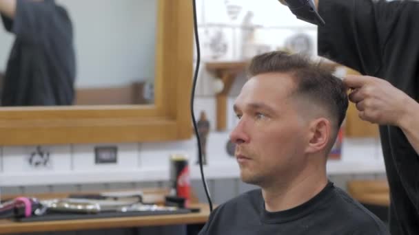 Männer Die Sich Beim Friseur Die Haare Schneiden Lassen Männlicher — Stockvideo