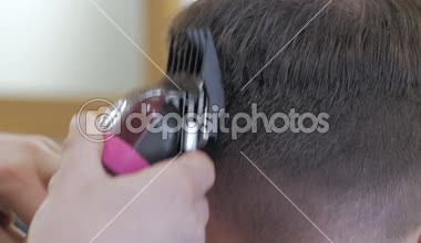 Berber dükkanında saç kesimi yapan adam yakın. İş yerinde erkek kuaförlük.