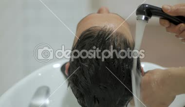 Kuaför genç erkek başkanı yıkar