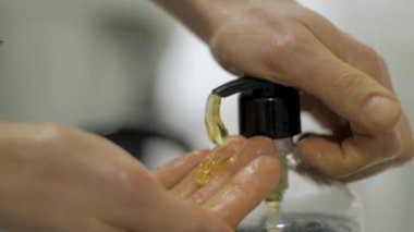 Erkek el sıvı sabun veya şampuan şişeden pompalama