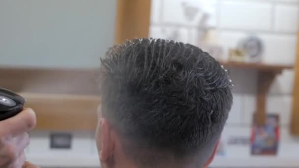 Perto Homem Cortar Cabelo Barbearia Cabeleireiro Masculino Trabalho — Vídeo de Stock