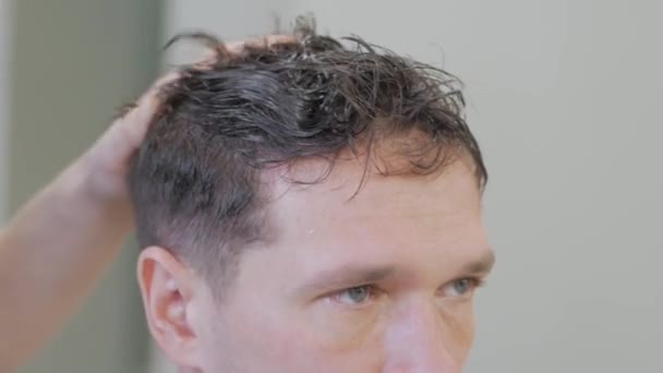 Männer Die Sich Beim Friseur Die Haare Schneiden Lassen Männlicher — Stockvideo