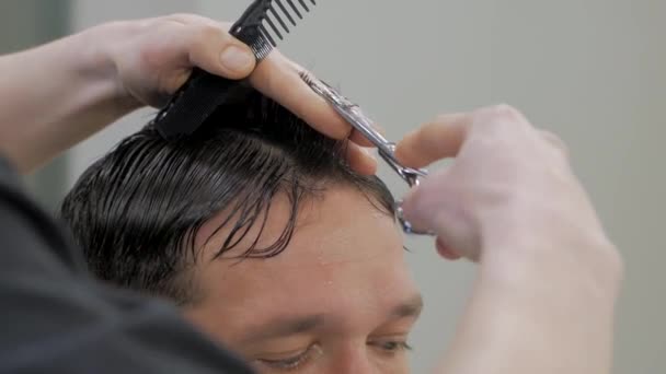 Perto Homem Cortar Cabelo Barbearia Cabeleireiro Masculino Trabalho — Vídeo de Stock