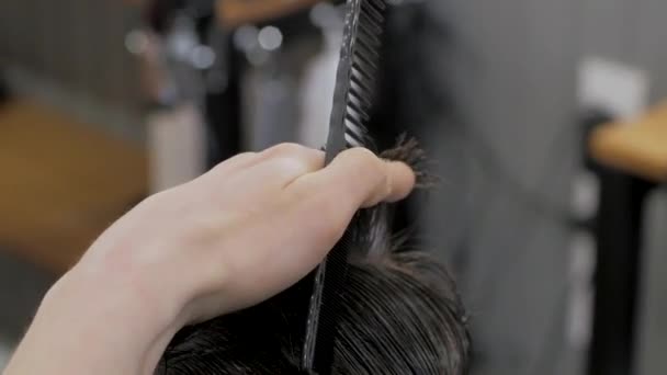 Közel Ember Egyre Fodrász Fodrászboltban Férfi Hairstylist Munkában — Stock videók