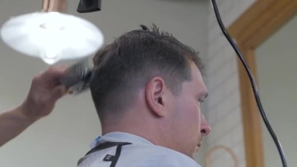 附近的男人在理发店理发 男性发型师在工作 — 图库视频影像