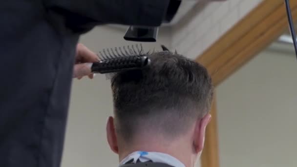 Perto Homem Cortar Cabelo Barbearia Cabeleireiro Masculino Trabalho — Vídeo de Stock