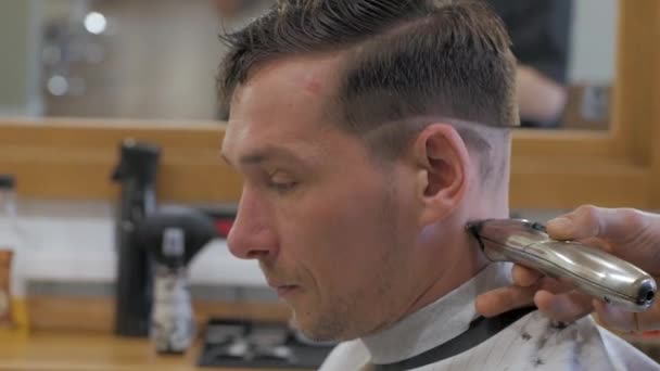 Close Van Mens Krijgt Kapsel Bij Barber Shop Mannelijke Kapper — Stockvideo