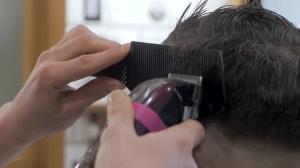 Közel Ember Egyre Fodrász Fodrászboltban Férfi Hairstylist Munkában — Stock videók
