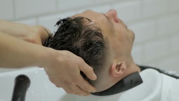 Frisör Tvättar Huvudet Unga Manliga — Stockvideo