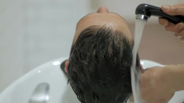 Fryzjer Myje Głowę Młody Mężczyzna — Wideo stockowe