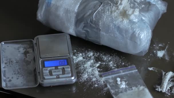 Крупный План Многих Наркотиков Черном Столе — стоковое видео