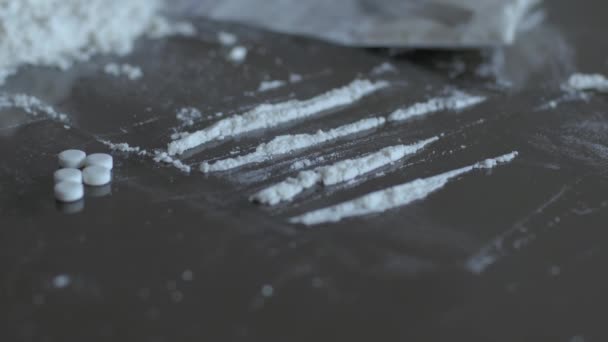 Nahaufnahme Vieler Drogen Auf Dem Schwarzen Tisch — Stockvideo