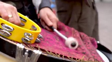 Büyük davul, folk Band müzisyen erkek oyun yakın yukarı